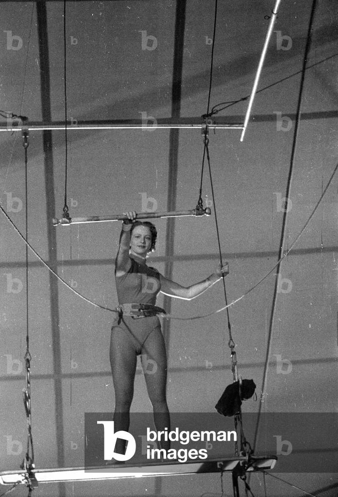 Germaine Damar during a shooting, 1954 (b/w photo)