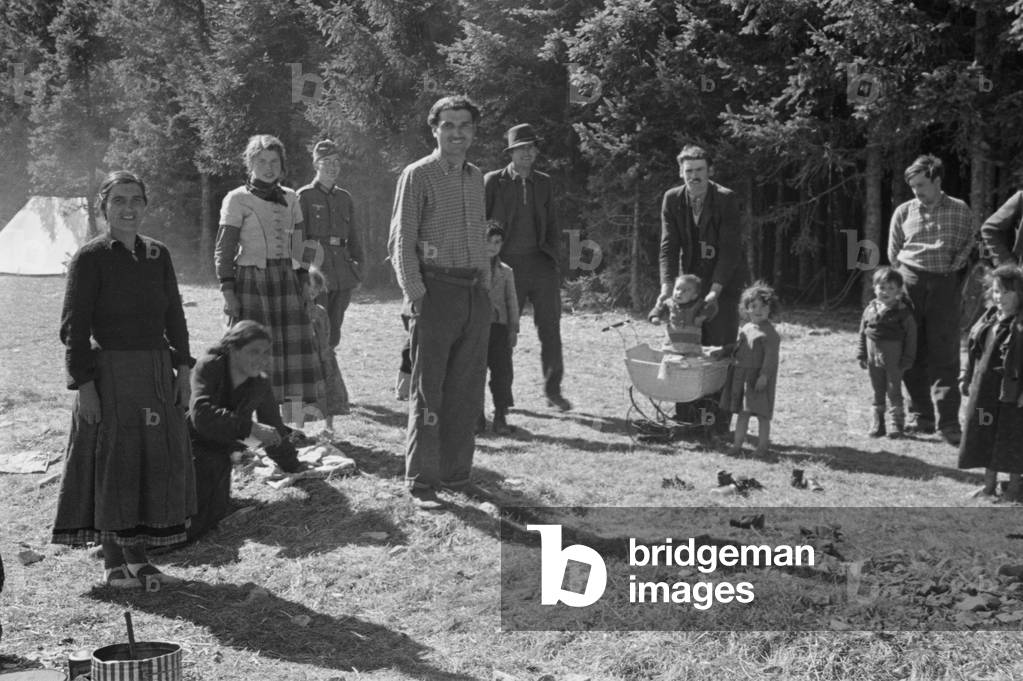 Sinti and Romanies in France, 1941 (b/w photo)