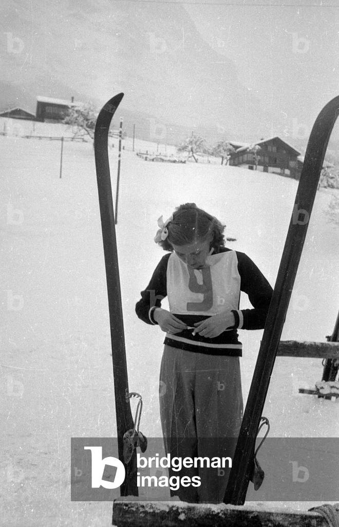 Preparations for the cross-country skiing competition of women in Grindelwald, 1954 (b/w photo)