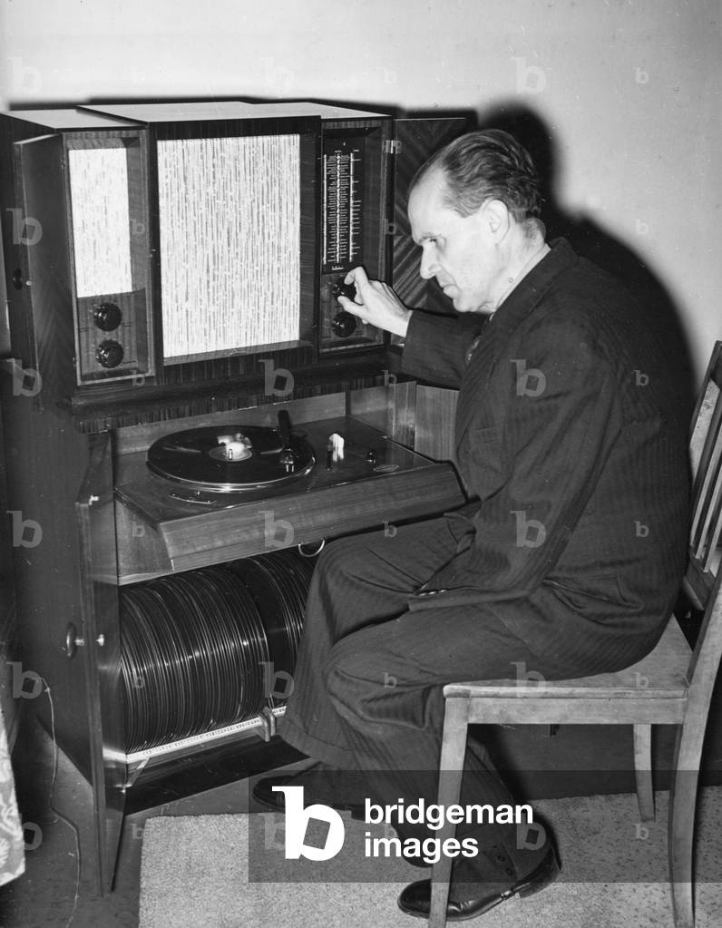 Prof. Schuenemann in the records archives of the Prussian State Library, 1939 (b/w photo)