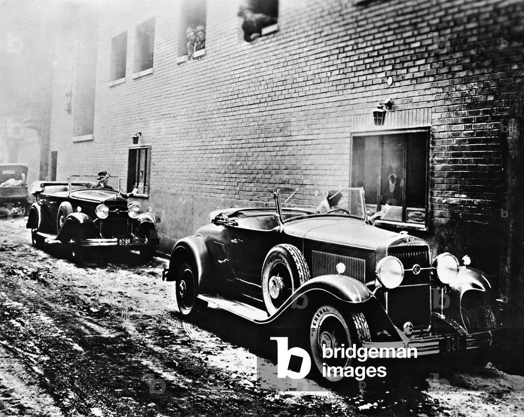 Drive-in bank in St. Louis, 1930 (b/w photo)