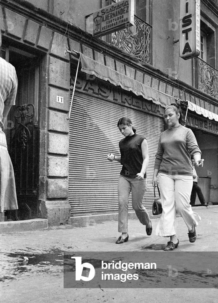 Street scene in Mexico City, 1970 (b/w photo)