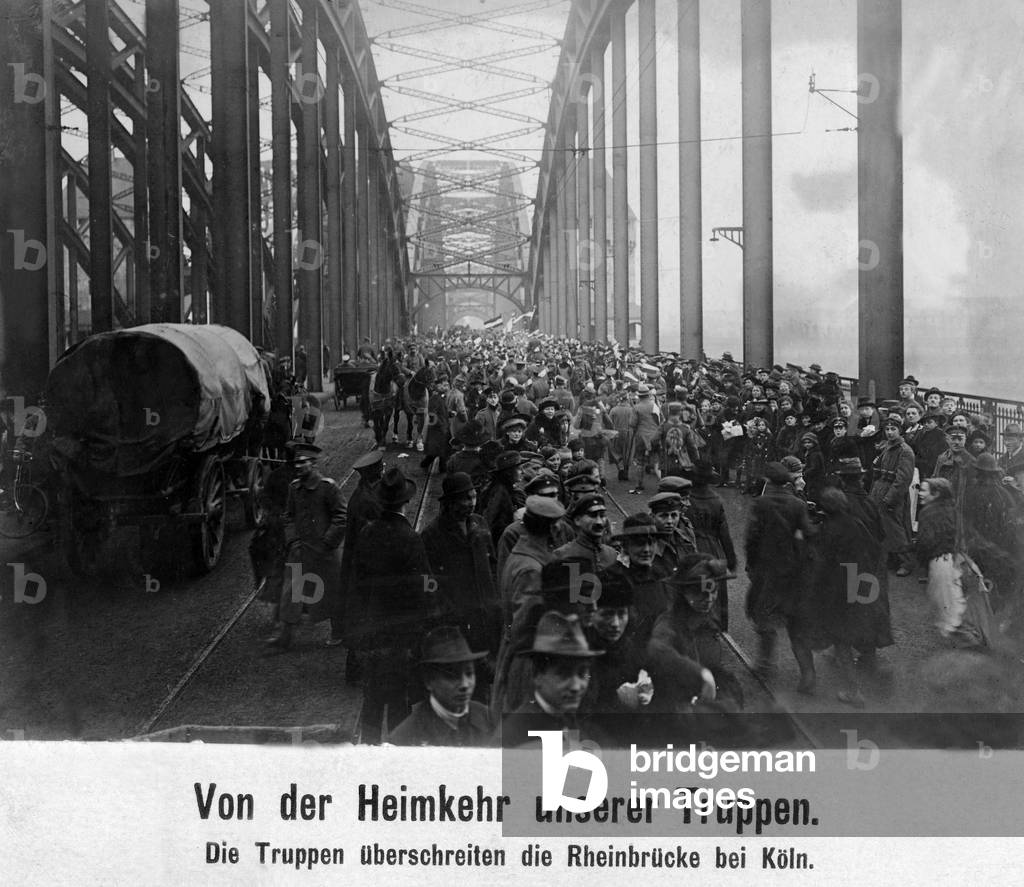 Returning soldiers on the Rheinbruecke in Cologne, 1918