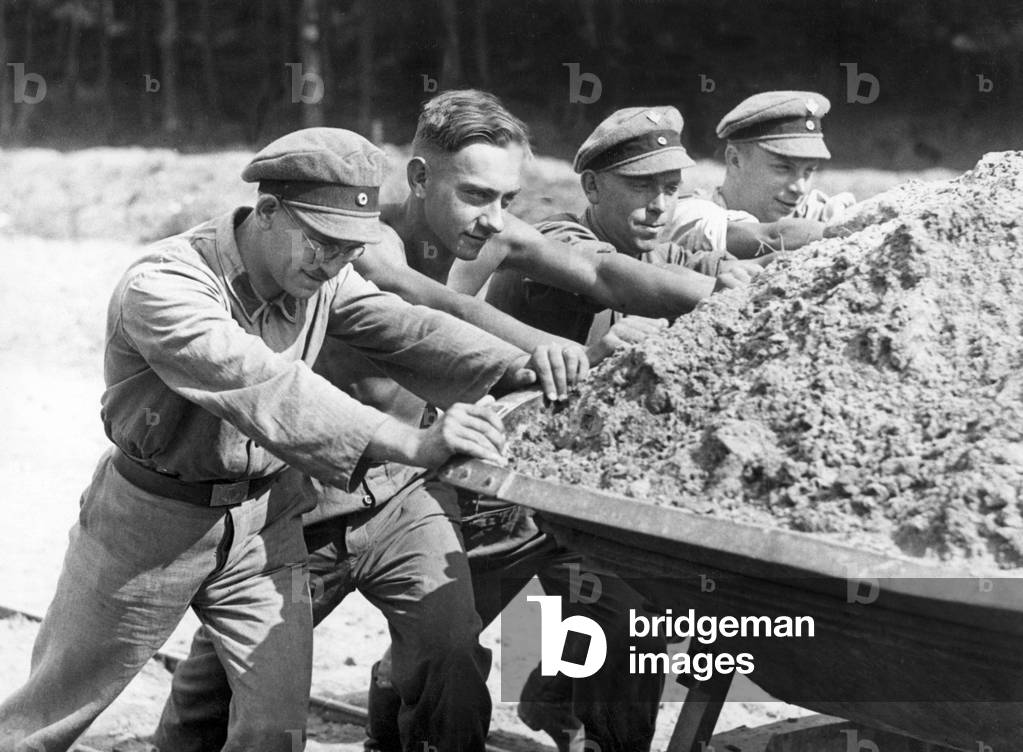 Members of the Voluntary Labour Service (FAD) working on drainage, around the 1930s