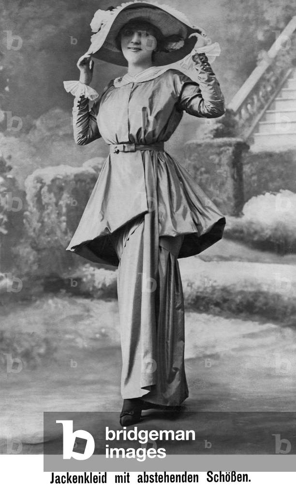 Women's fashion, 1912 (b/w photo)