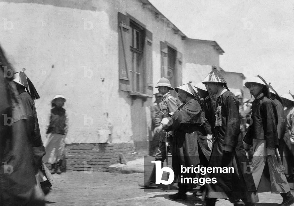 Chinese notability is brought to questioning, 1900 (b/w photo)