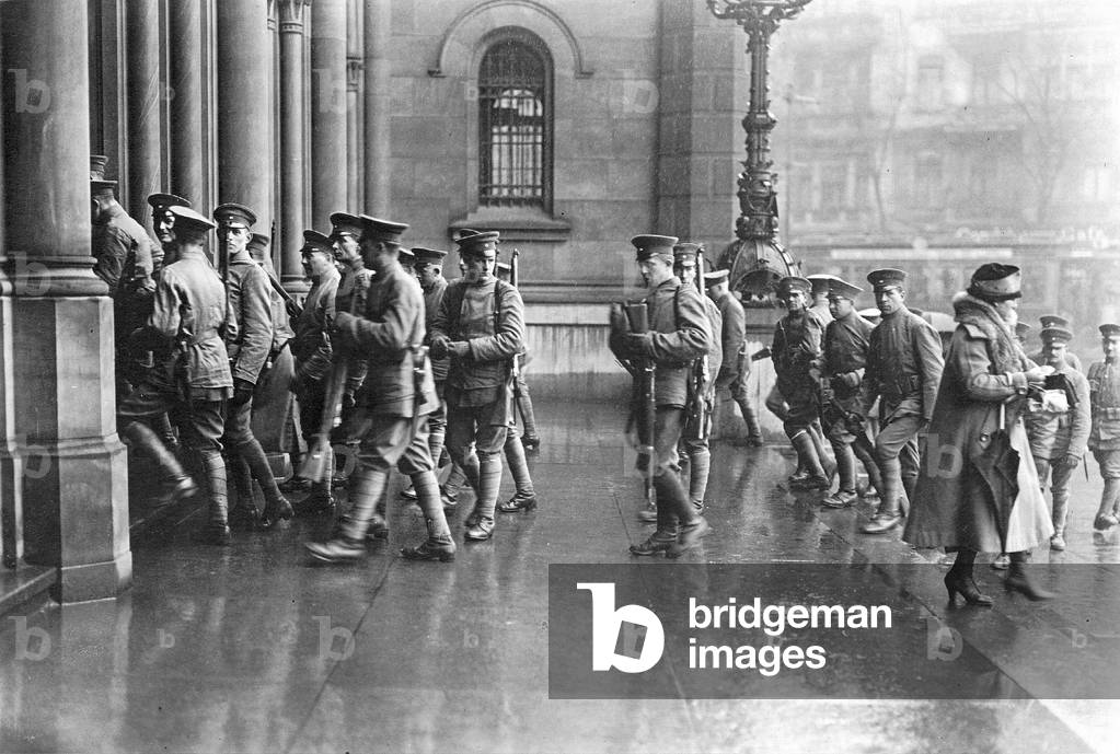 Police secure the trial of Erzberger against Helfferich, 1920 (b/w photo)