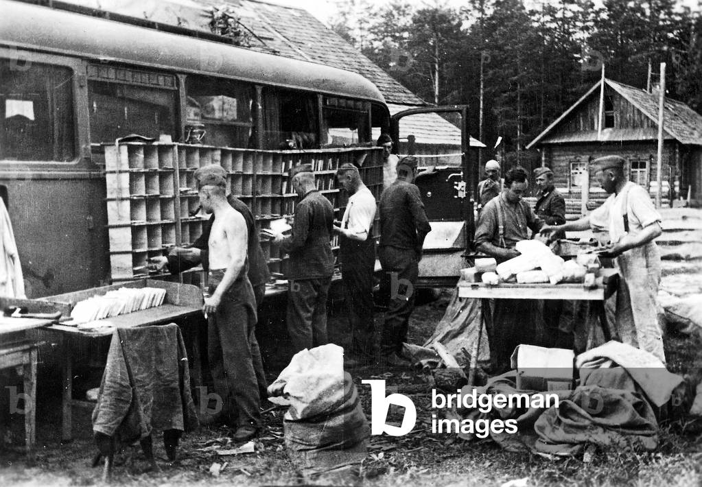 German army postal service at the Eastern Front (b/w photo)