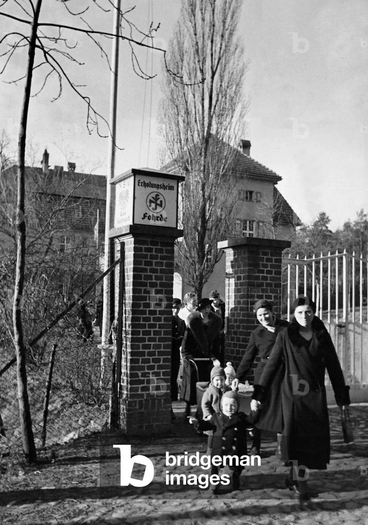 Recreation building for mothers of the 'National Socialist People's Welfare' [Nationalsozialistischen Volkswohlfahrt, NSV], 1936 (b/w photo)