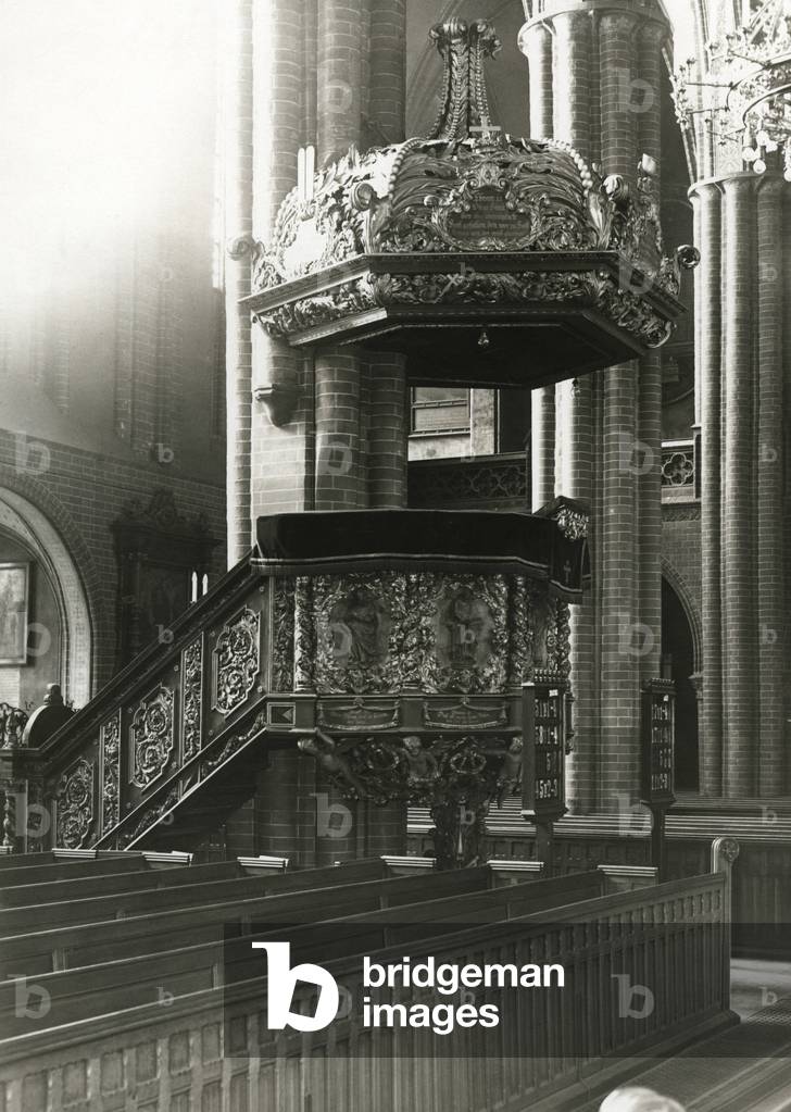 Pulpit in the Nikolaikirche in Berlin, around 1930 (b/w photo)
