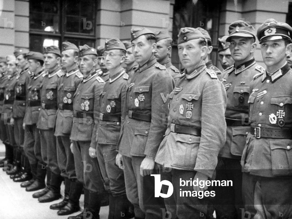 Wehrmacht soldiers at the state ceremony for General von Brockdorff-Ahlefeldt (b/w photo)