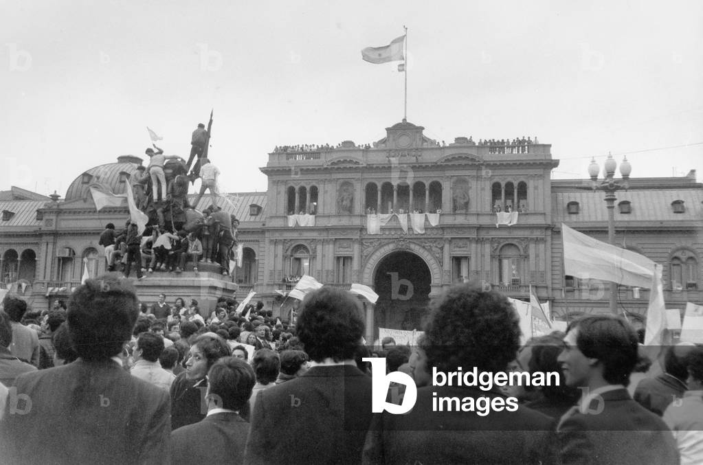 Demonstration in front of the Presidential Palace in Buenos Aires in April 1982 (b/w photo)