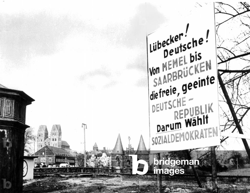 Election poster of the SPD (b/w photo)