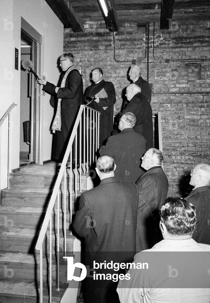 Cardinal Wendel blesses the new elevator of the Frauenkirche, 1954 (b/w photo)