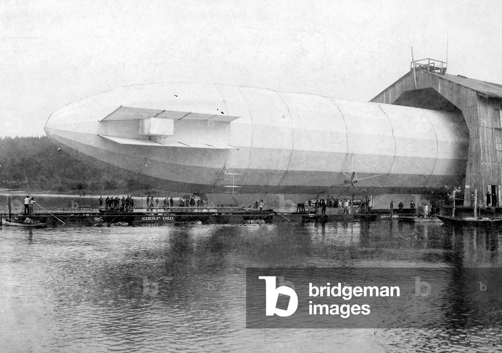 Launch preparation of the Zeppelin airship 'LZ 3', 1907 (b/w photo)