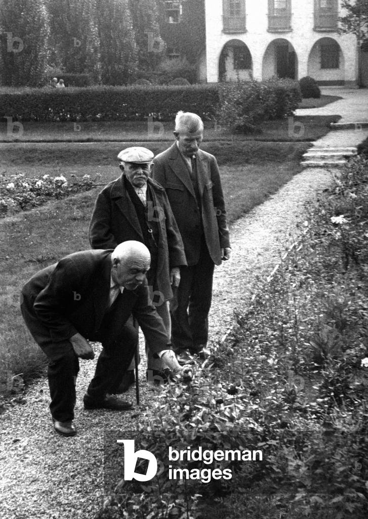 Old Huguenots in Berlin, 1935 (b/w photo)