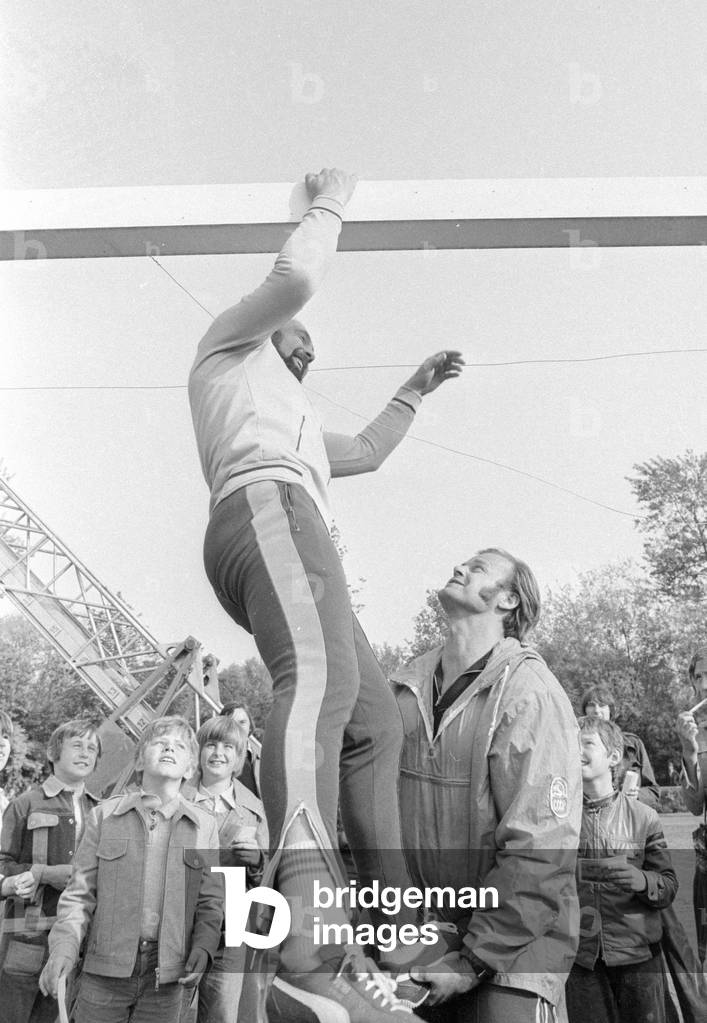 Klaus Wolfermann and Janis Lusis at the Mai-Sportfest in Burgkirchen, 1974 (b/w photo)