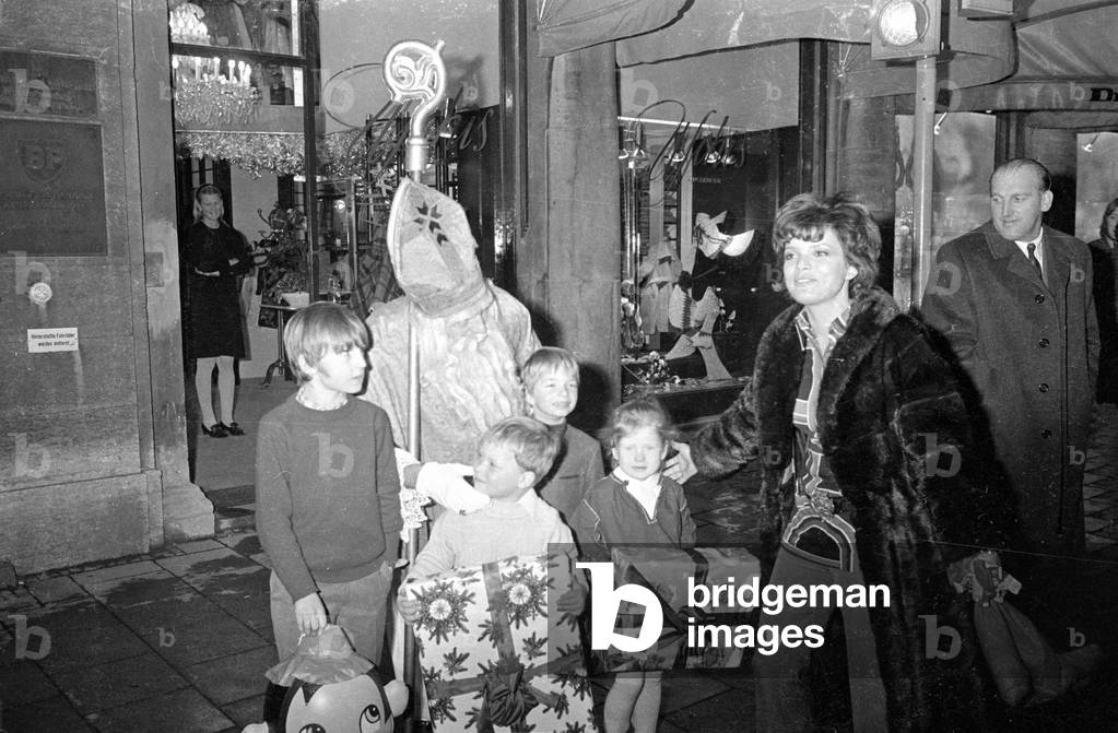 Visit of Santa Claus at the kids' clothing store of Uschi Glas, 1970 (b/w photo)