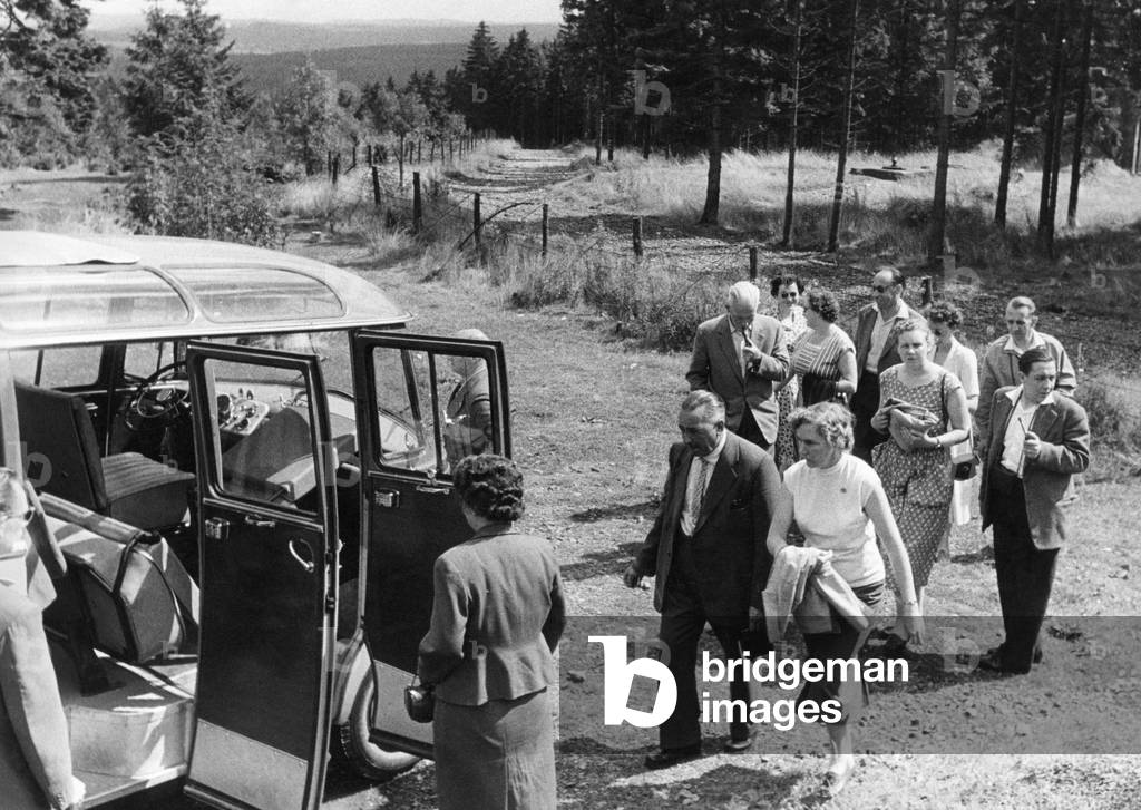 Tourists at the zonal border im Harz, 1958 (b/w photo)