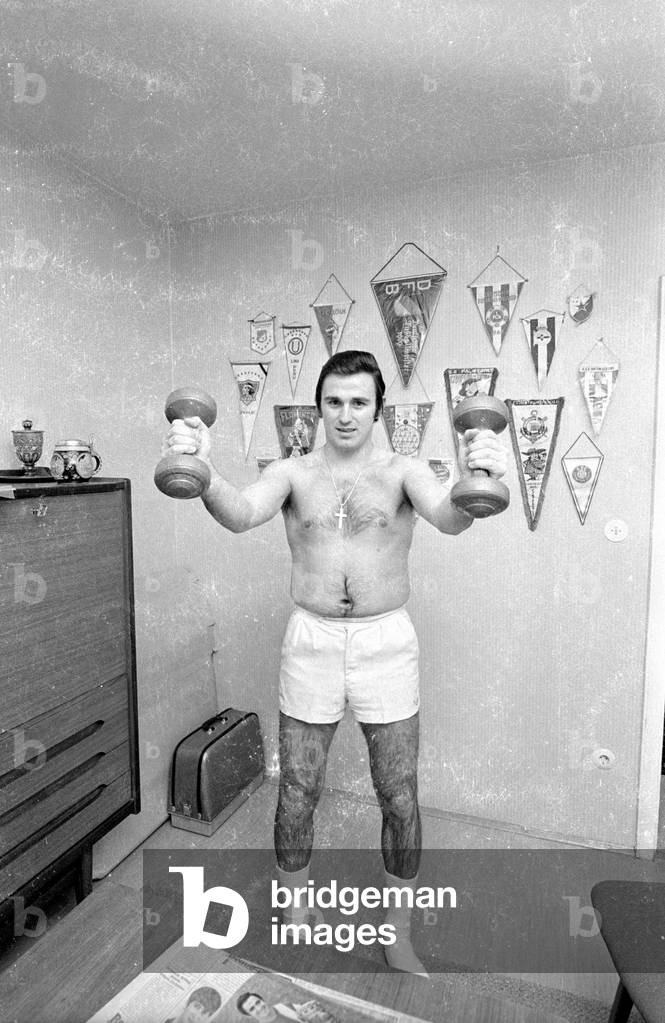 Visit at the football player Gustl Starek at his residence in Munich, 1969 (b/w photo)