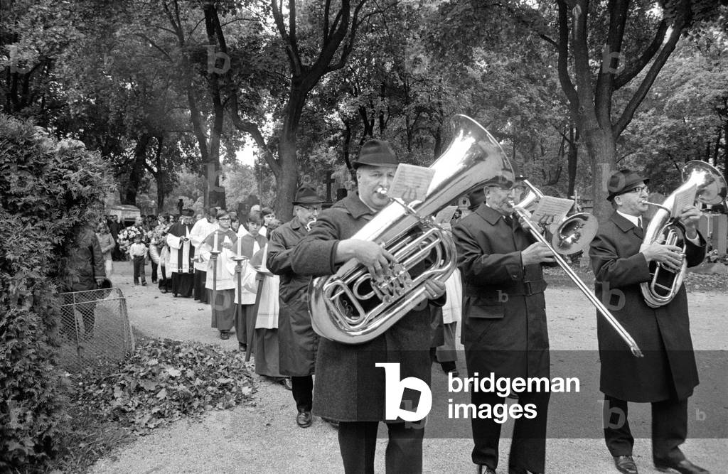 Funeral of a member of the Sinti and Roma in Munich, 1974 (b/w photo)