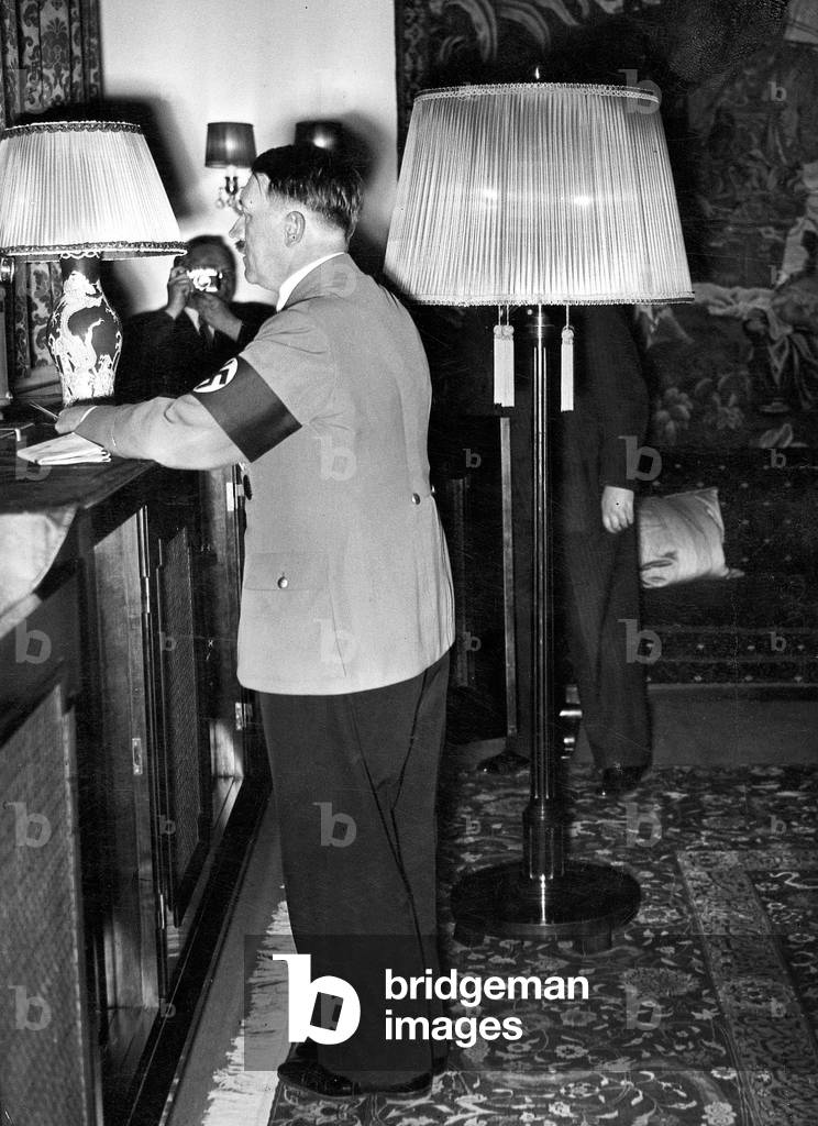 Hitler, Hoffmann in the Chancellor apartment in Berlin (b/w photo)