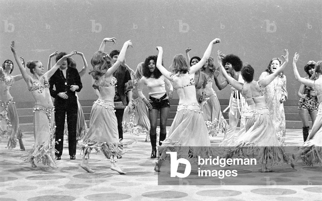 Dancers in the TV show 3x9, 1971 (b/w photo)