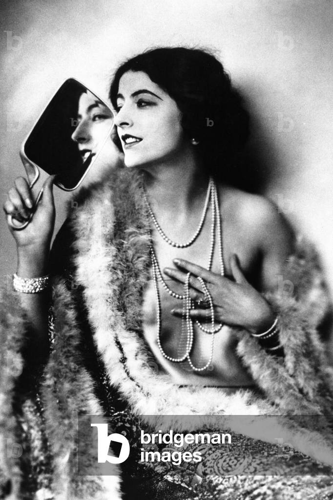 Women's fashion from 1928 (b/w photo)