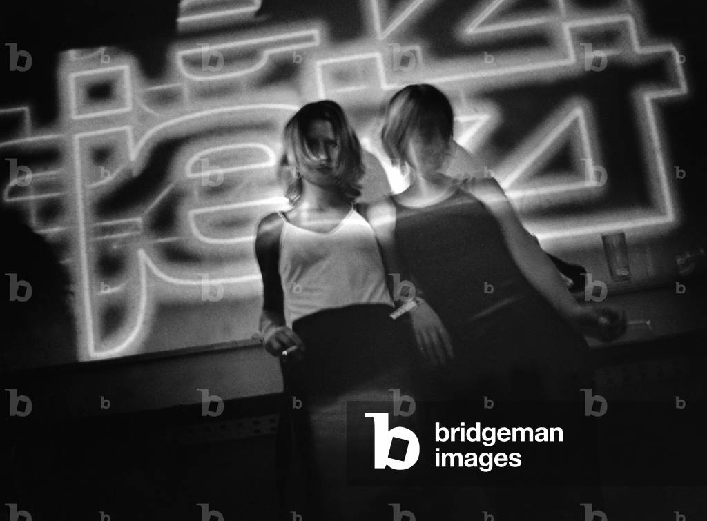 Two employees at a celebration of the SZ-youth magazine 