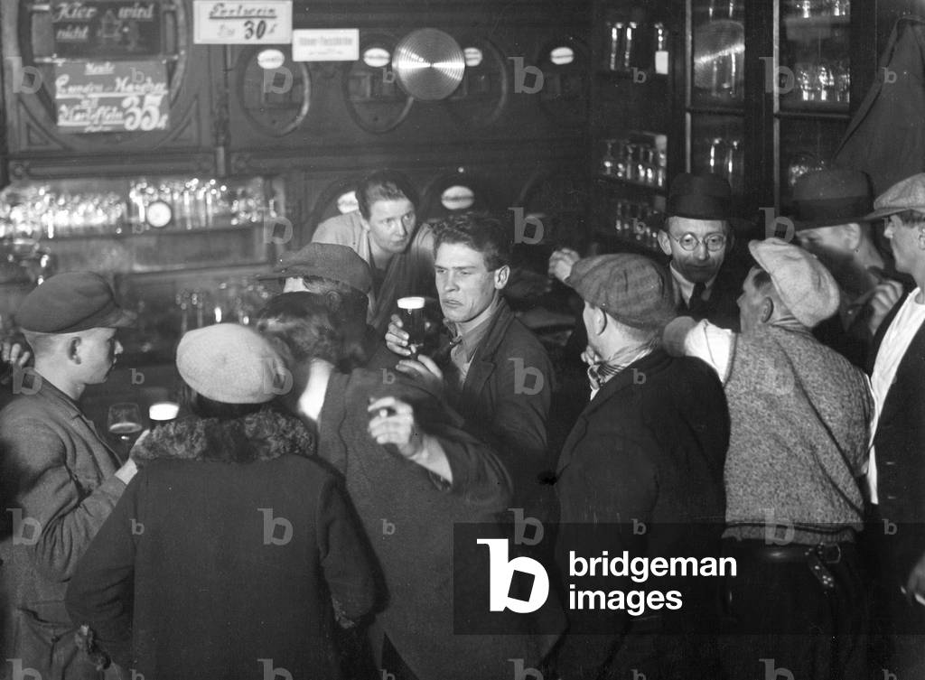 Criminal hang out in Hamburg around 1930 (b/w photo)