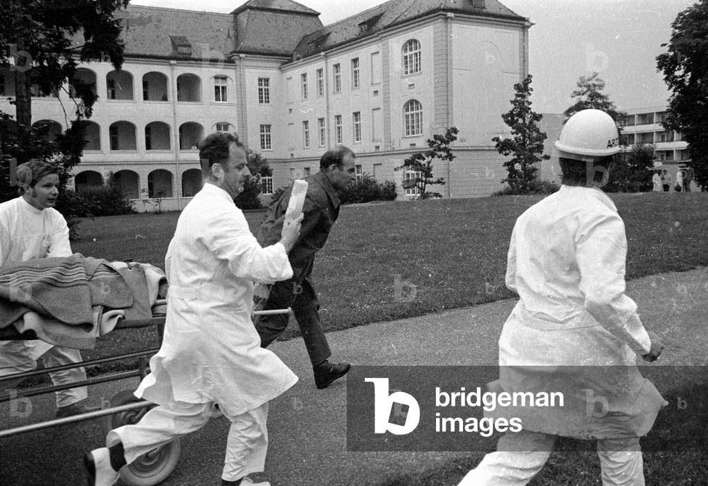 Transport of an accident victim to the Harlaching Clinic, 1970 (b/w photo)