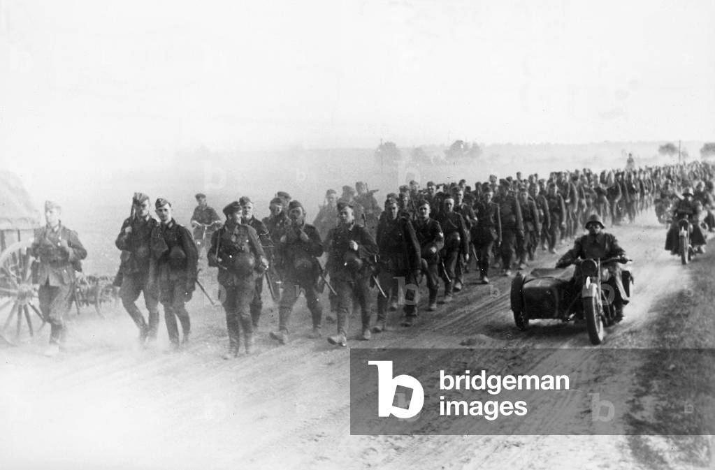 German soldiers advancing on the Eastern Front, 1941 (b/w photo)