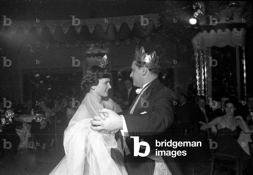 Marching in of the Fasching prince and princess of the Munich Narrhalla, 1952 (b/w photo)