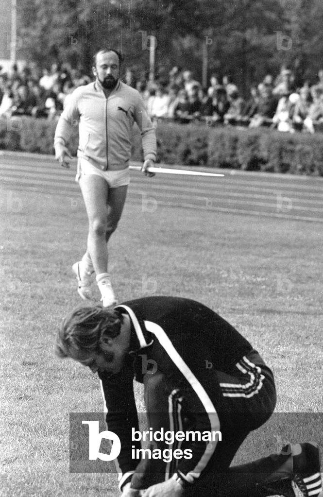Klaus Wolfermann and Janis Lusis at the Mai-Sportfest in Burgkirchen, 1974 (b/w photo)