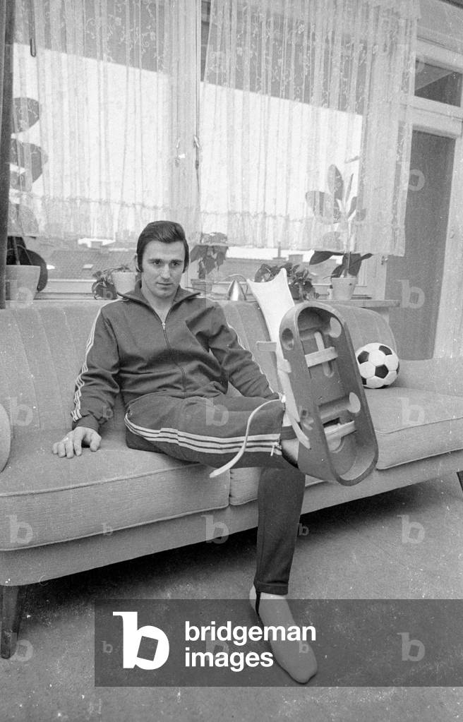 Visit at the football player Gustl Starek at his residence in Munich, 1969 (b/w photo)