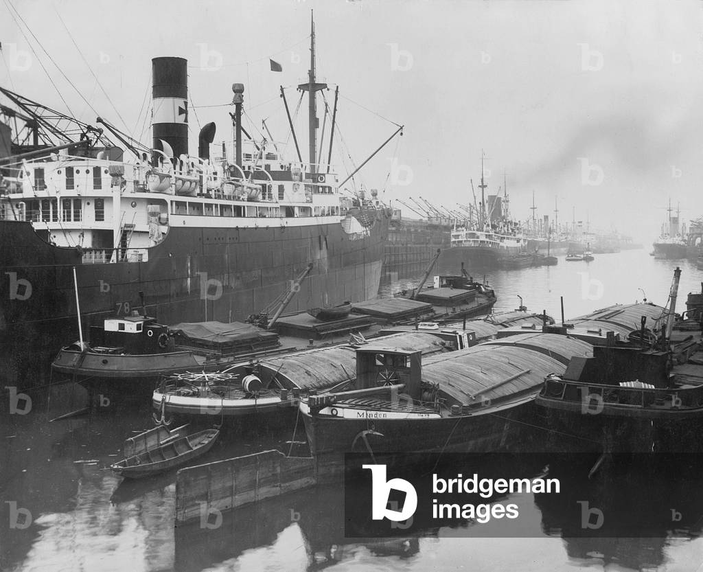 Ships in Bremen's harbor, 1918 (b/w photo)
