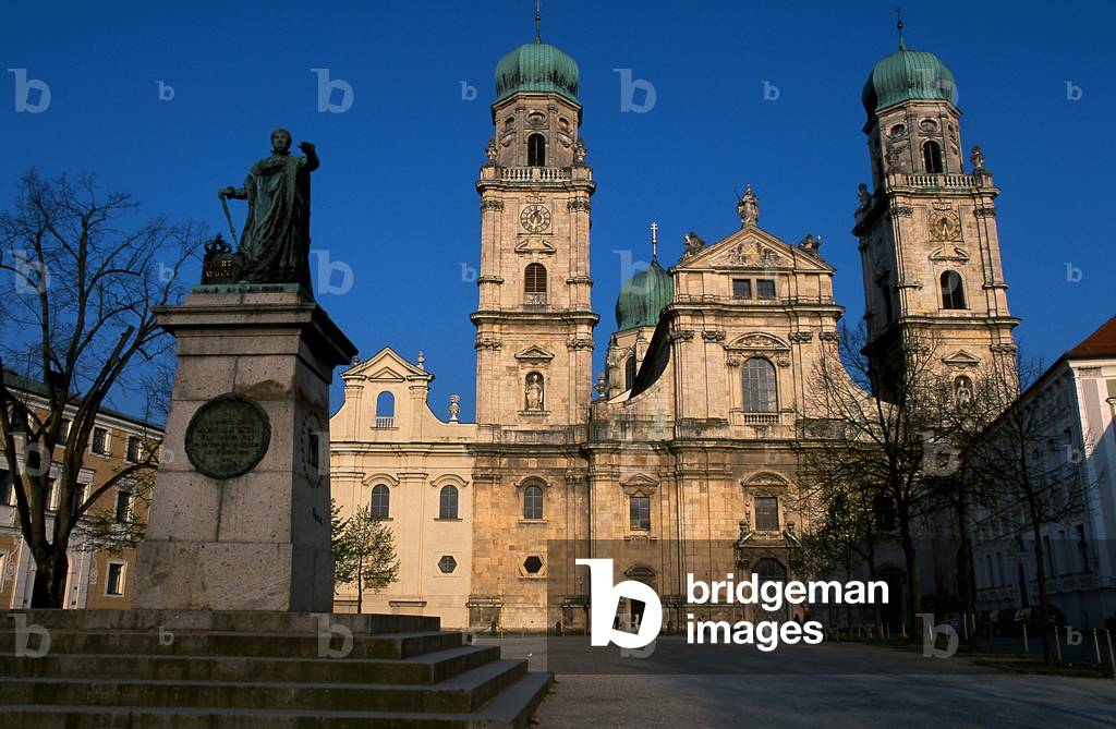 St. Stephen's Cathedral and monument to King Maximilian Joseph I, Passau, Germany, 2000 (photo)