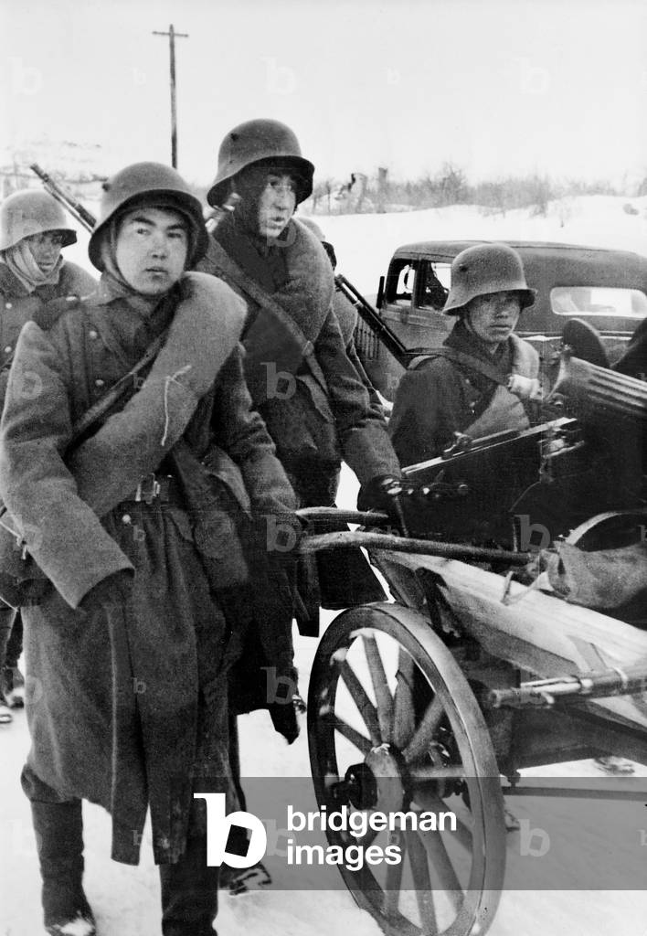 Russian volunteers on the Eastern Front, 1943 (b/w photo)