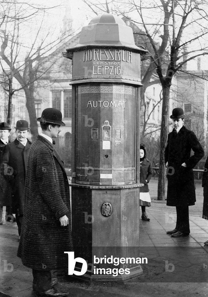 Address book vending machine, 1908 (b/w photo)