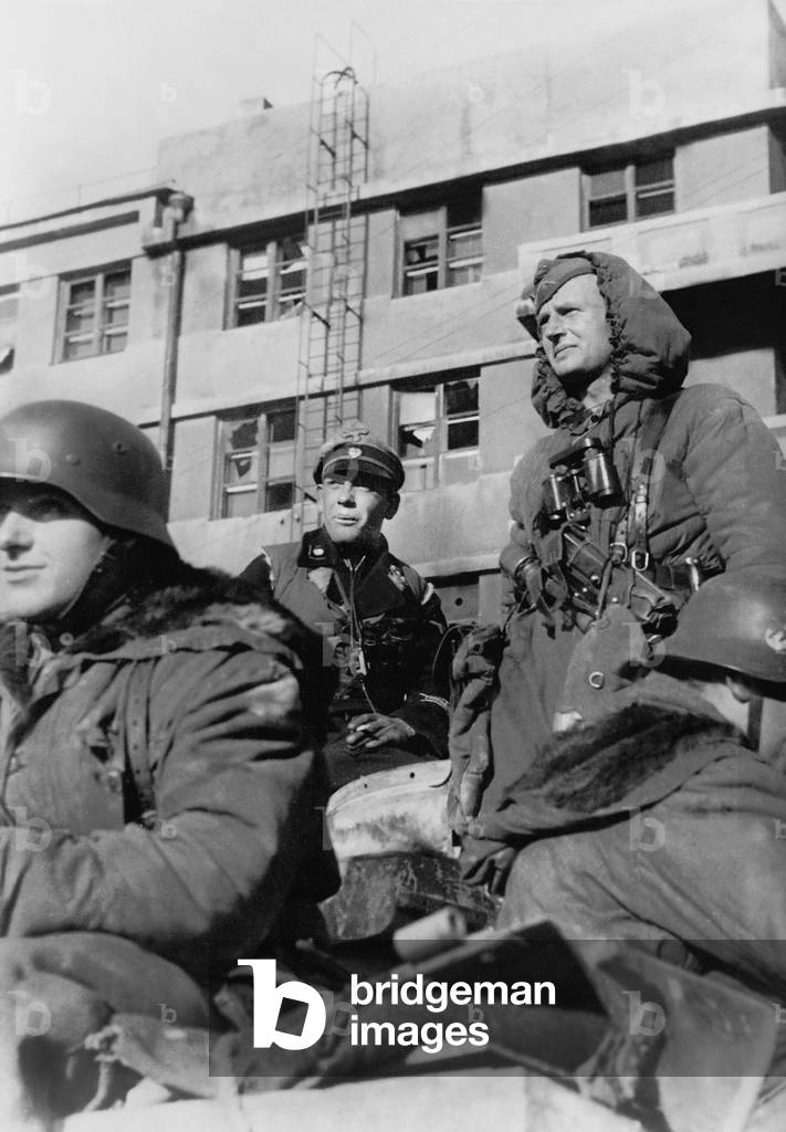 Waffen-SS during the reconquest of Kharkov, 1943 (b/w photo)