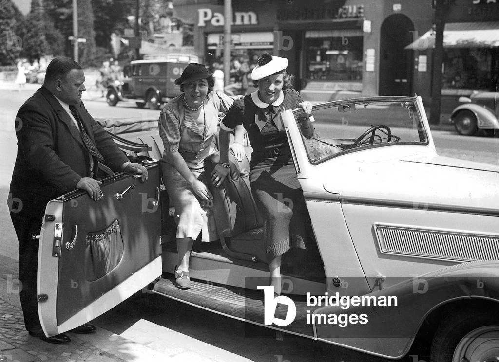 Emancipation: Women at a driving school (b/w photo)