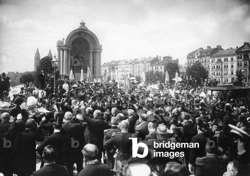 Unveiling of the monument of King Ludwig II in Munich, 19.06.1910 (b/w photo)