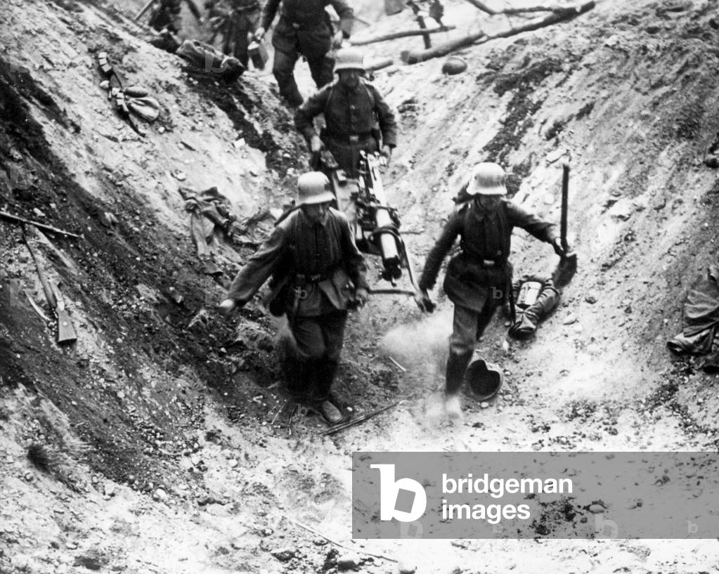 German assault troop with its machine gun, 1918 (b/w photo)