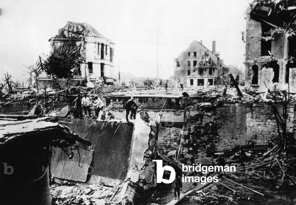 German soldiers in Rethel, 1940 (b/w photo)