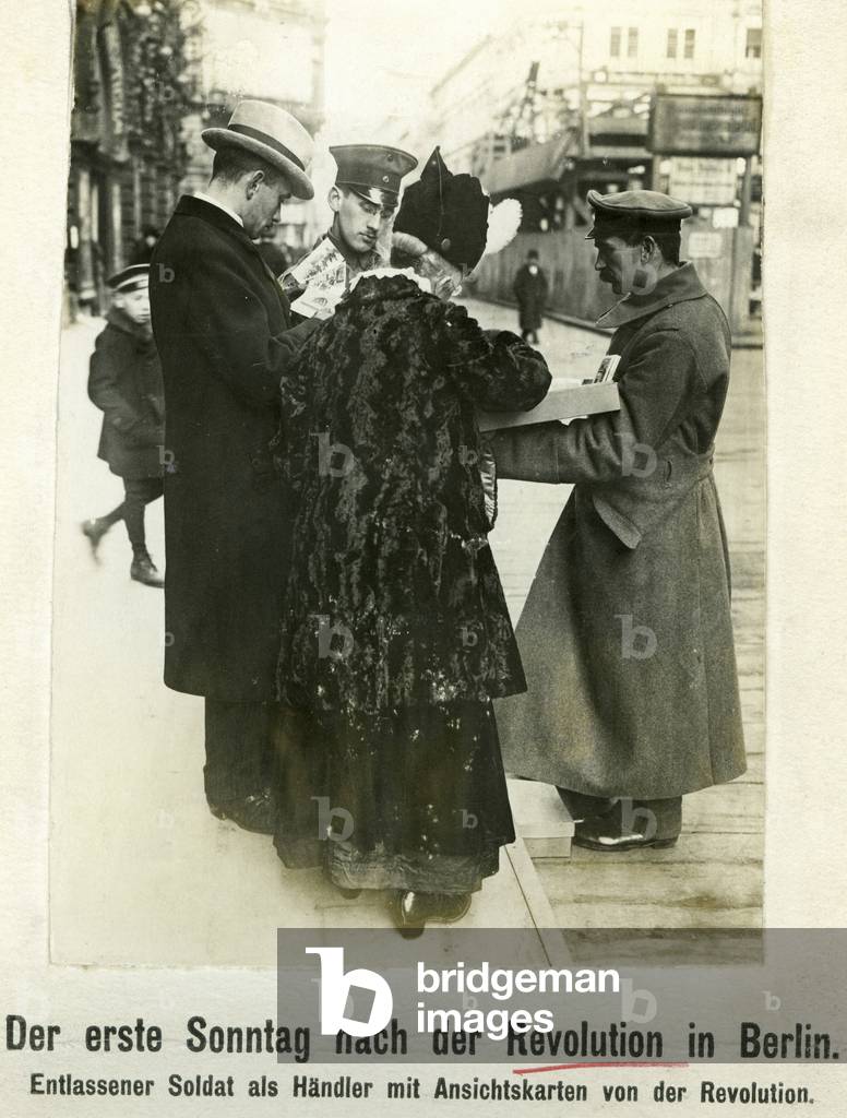 Sale of postcards on the November Revolution, 1918