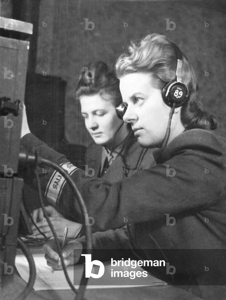 Women's auxiliary signal corps in Germany, 1943 (b/w photo)