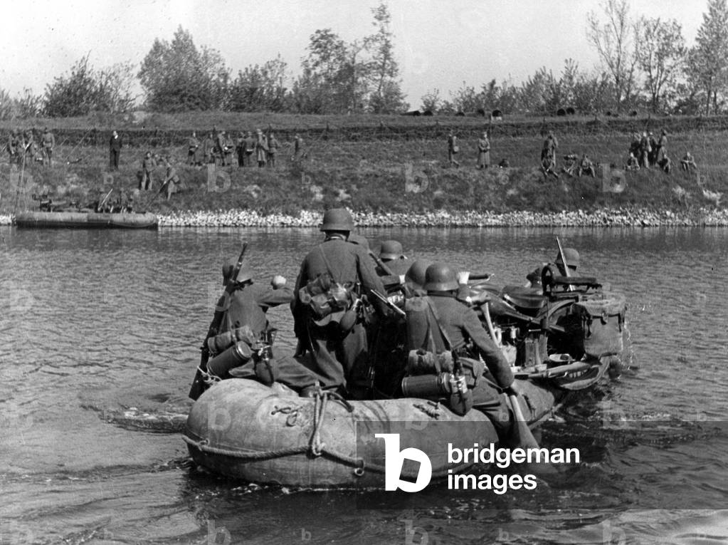 German soldiers crossing the Meuse (b/w photo)