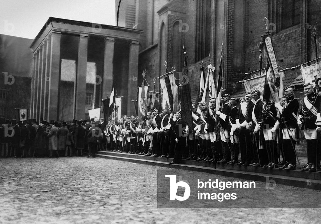 Opening of the tomb of Immanuel Kant in Koenigsberg, 1924 (b/w photo)