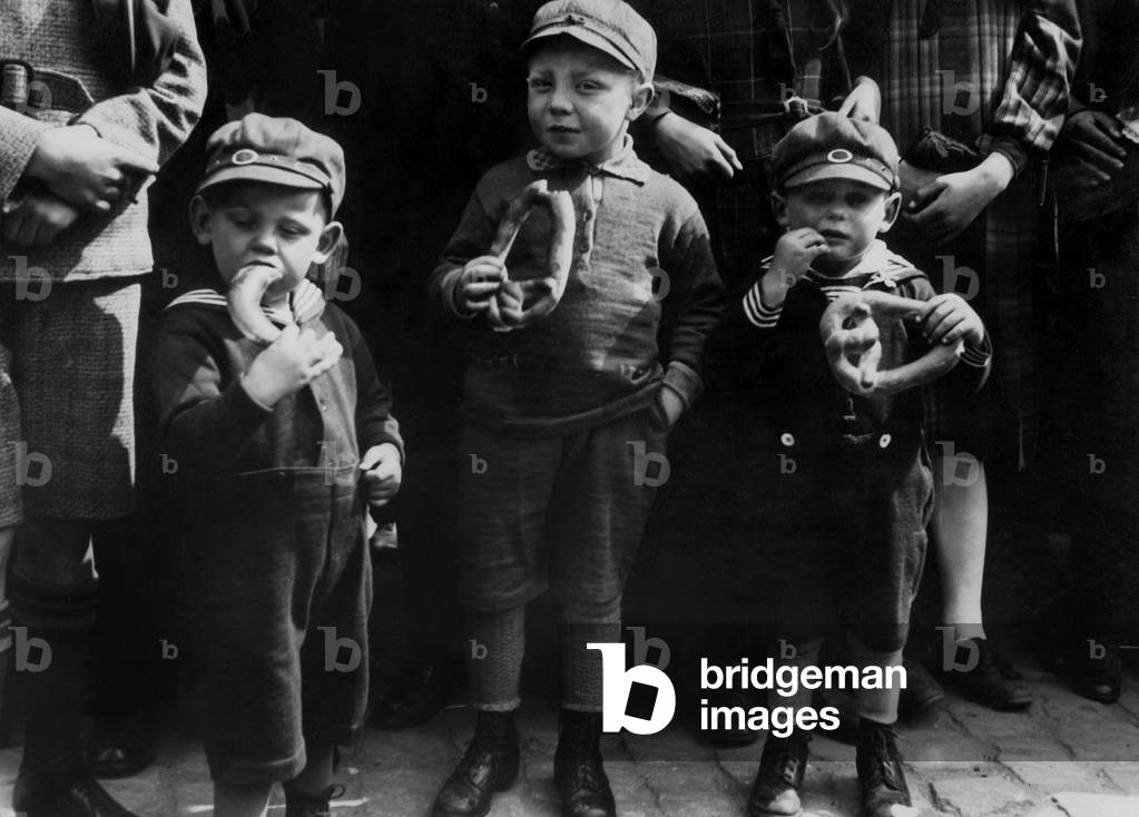 Boys eat pretzels, 1932 (b/w photo)