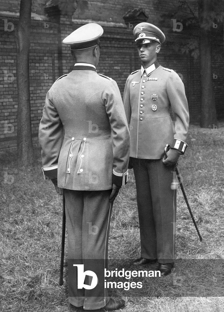 Sergeant and officer of the Armed Forces, 1935 (b/w photo)